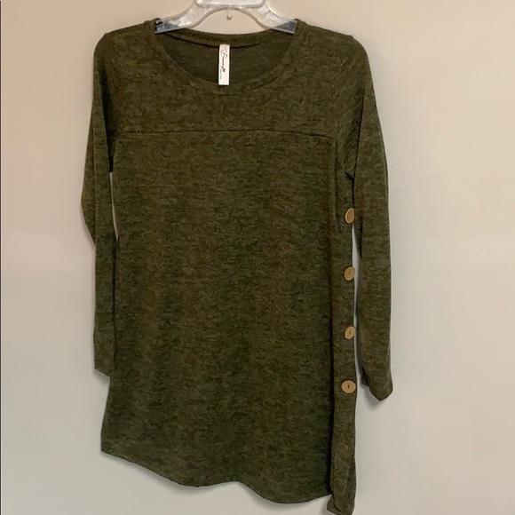 BeeUniq Tops - NWOT Olive Asymmetrical Hem Hacci Tunic